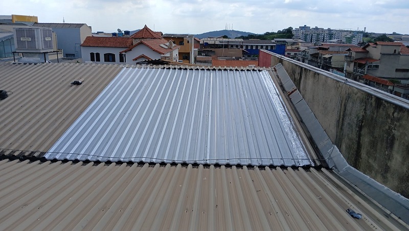 Troca de telhas na Drogasil 2